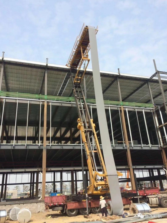 小知識：襄陽遠(yuǎn)大彩鋼高空壓瓦機該如何選擇使用