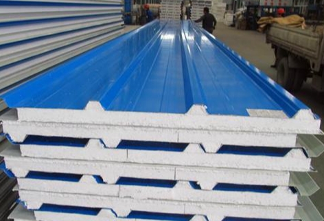 夏季高溫對彩鋼板的核心威脅是火災(zāi)風(fēng)險(xiǎn)、熱變形、腐蝕加速